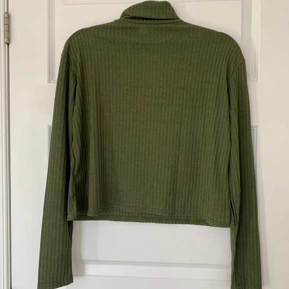 Green Turtle Neck - Picture 2 of 2